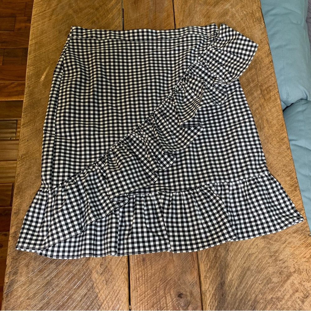 Nanette Lepore black and white gingham skirt with ruffle, Size 6.